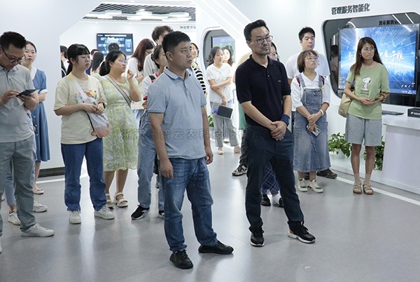 中国农科院茶叶钻研所所长助理、科技处处长姚明哲一行赴麻将胡了参观调研