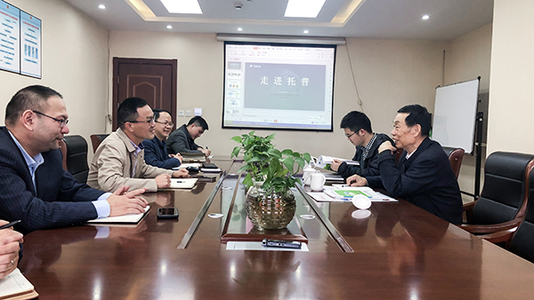 座谈会现。。。。。，陈渝阳董事长与孙院士热切交谈