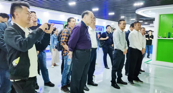 全国农技中心党委书记魏启文一行参观麻将胡了展厅