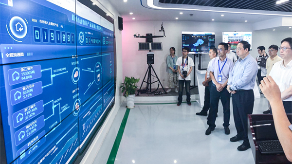 王副市长听取托普人员解说