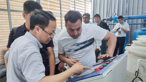 多个国度农业辅导与专家在观摩钻研