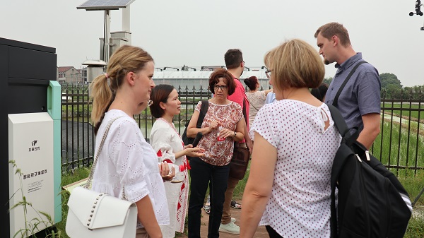 研建班一行来到由麻将胡了与萧山农科所结合搭建的现代农业产业园进行调查