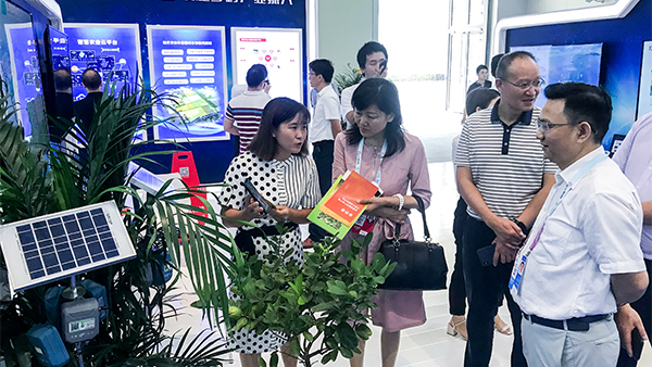 沉庆市农委信息中心主任贺德华（右一）、副主任柯南（右二）