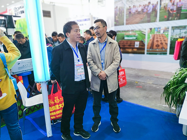 湖南省土肥站姚正昌站长与麻将胡了陈渝阳董事长亲昵互换