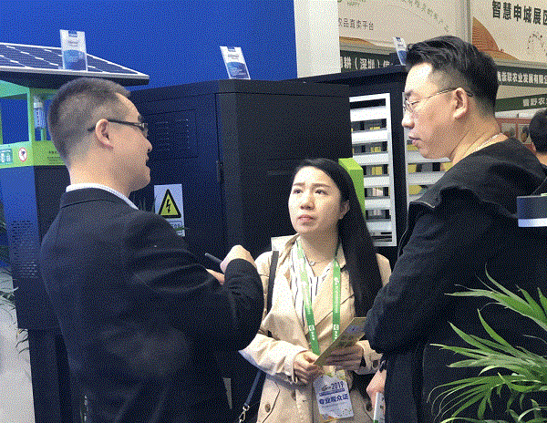 托普工作人员历来访嘉宾讲述托普理想