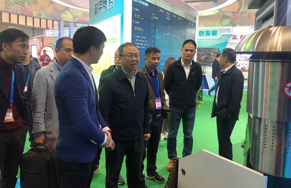 托普工作人员介绍智能设备