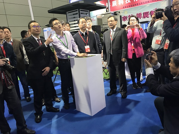 全国农技推广中心刘天金主任、许发辉副主任和中国农业技术推广协会陈生斗会长观摩虫情测报数据平台与智能设备