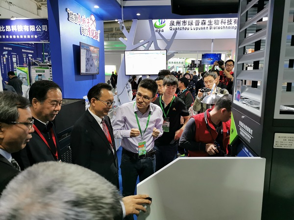 全国农技推广中心刘天金主任、许发辉副主任和中国农业技术推广协会陈生斗会长观摩虫情测报数据平台与智能设备