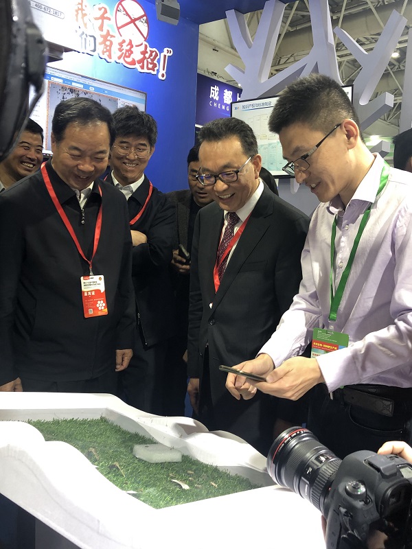 刘天金主任、陈生斗会长、全国农技推广中心测报处刘万才处长近距离见证“虫害鉴别”