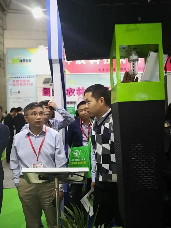 麻将胡了技术人员向湖北省植保站站长郭子平介绍风吸式杀虫灯