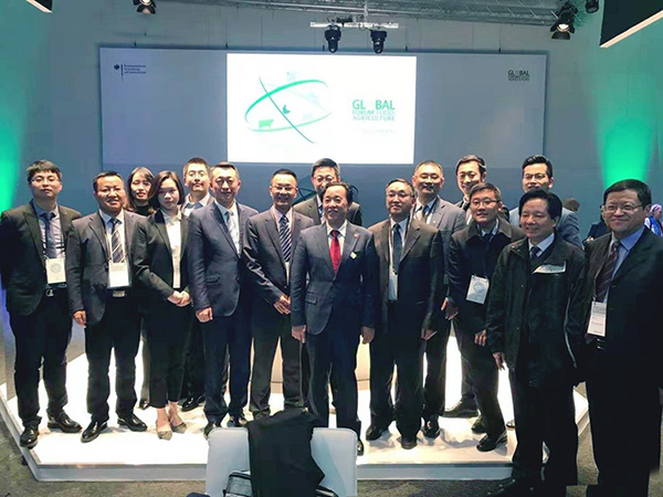 3月，，，，，，，，中国代表团在德国柏林的留想合影