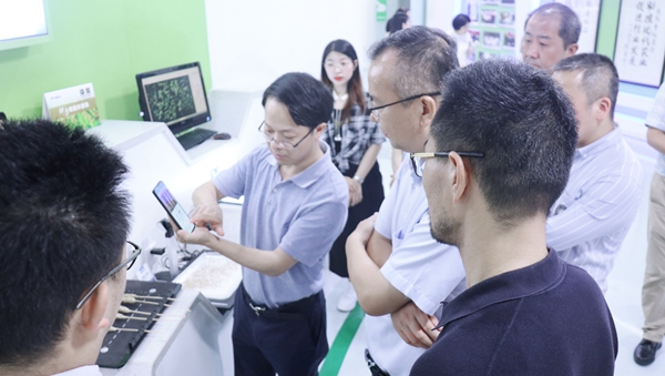 荆门市科技局局长赵喜凯一行光临麻将胡了调查调研1