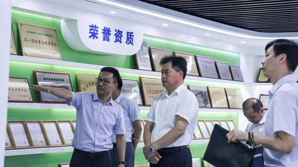 浙江省农业村落厅副厅长唐冬寿一行光临麻将胡了调研