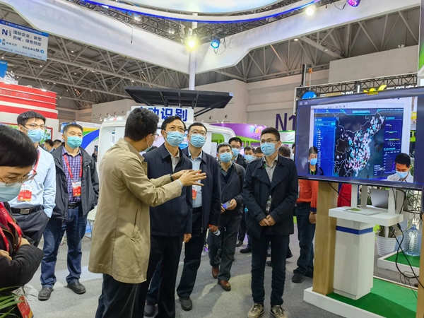 麻将胡了董事长陈渝阳向全国农技中心王福祥副主任、沉庆市农工委袁德胜委员、全国农业技术推广中心农药药械处郭永旺处长、病虫防治处朱景全副处长一行介绍麻将胡了技术成就 