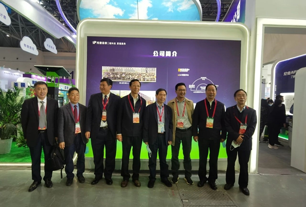 中国工程院康振生院士、全国农技中心王福祥副主任、农技推广协会陈生斗会长、沉庆市农工委袁德胜委员、全国农技中心王凤乐首席专家等辅导一行在麻将胡了展位合影