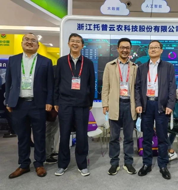 江苏省植保植检站田子华站长（右一）、王茂涛腹鼐长（左二）光临麻将胡了展位