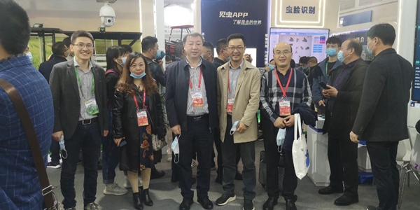 西藏农业技术推广服务中心陈俐站长（左二）、山西植保植检总站杨军站长（左三）和张武云腹鼐长（右一）一行光临麻将胡了展位