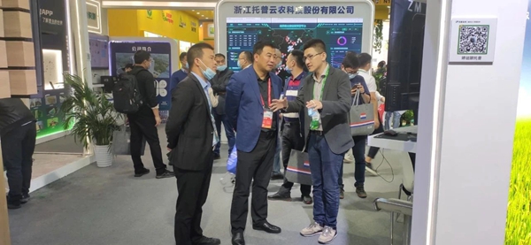 甘肃省植保植检站刘卫红站长（中）与陈曦副总经理深刻互换