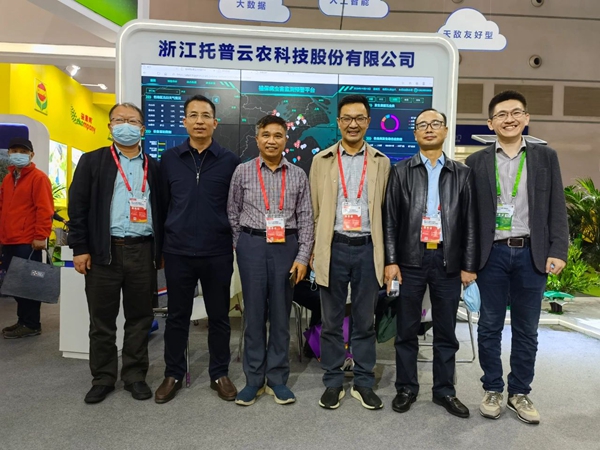 四川省农业村落厅植物；；；；；；；；ふ疽抡境ぃㄓ叶）、湖北省植物；；；；；；；；ぷ苷竟悠秸境ぃㄗ笕⑻旖蚴信┮捣⒄狗务中心徐建波副部长（左一）、湖北省植物；；；；；；；；ぷ苷局芑喔关境ぃㄗ蠖）光临麻将胡了展位