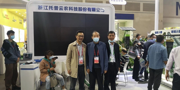 河北省植保植检总站张秋生站长（中）光临麻将胡了展位