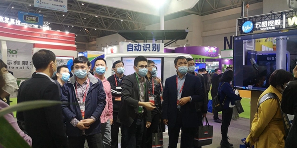 辽宁省绿色农业技术中心宋国柱主任、孟威副主任、张万民科长光临麻将胡了展位