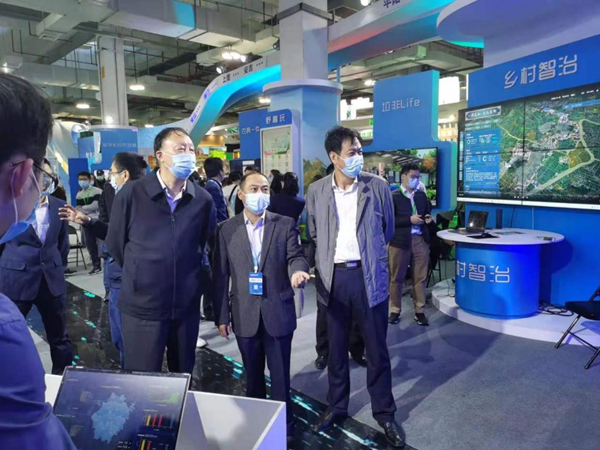 浙江省原人大常委会副主任茅临生、农业村落厅副厅长蔡元杰一行巡馆参观