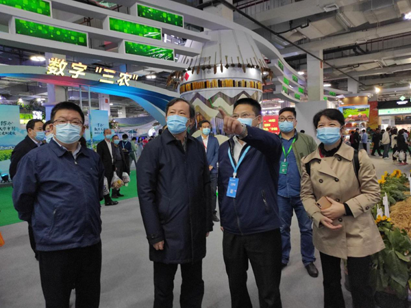 浙江省政协副主席、党组副书记孙景淼、农业村落厅厅长王通林一行相识新型测报工具
