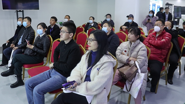 学员们听取沉大病虫害物联网智能检测系统介绍