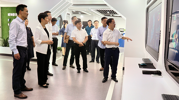 省科技厅党组书记何杏仁一行赴麻将胡了调研农业科技工作