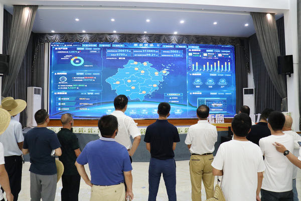 参观高尺度农田、耕肥数字化利用场景、浙江村落大脑、“浙农优品”多跨利用场景