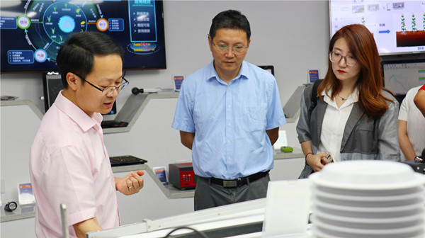 王建军一行参观麻将胡了数字展厅??