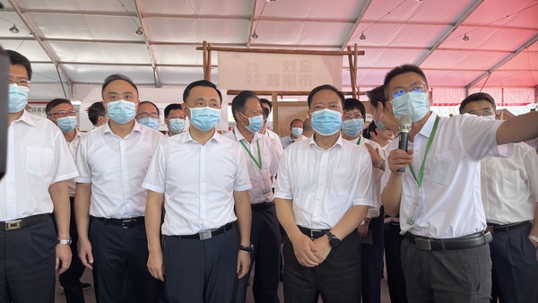 与会专家辅导参观麻将胡了展位