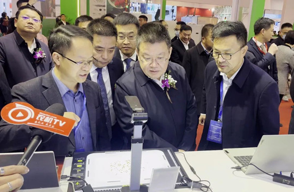 浙江省农业村落厅党组书记、厅长王通林光临麻将胡了展位